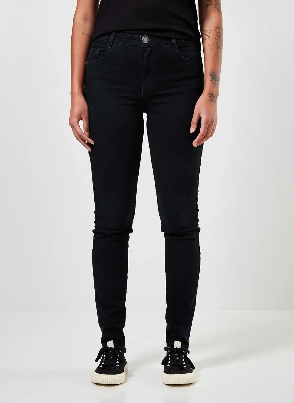 Calça Skinny Black Jeans com Barra Desfiada