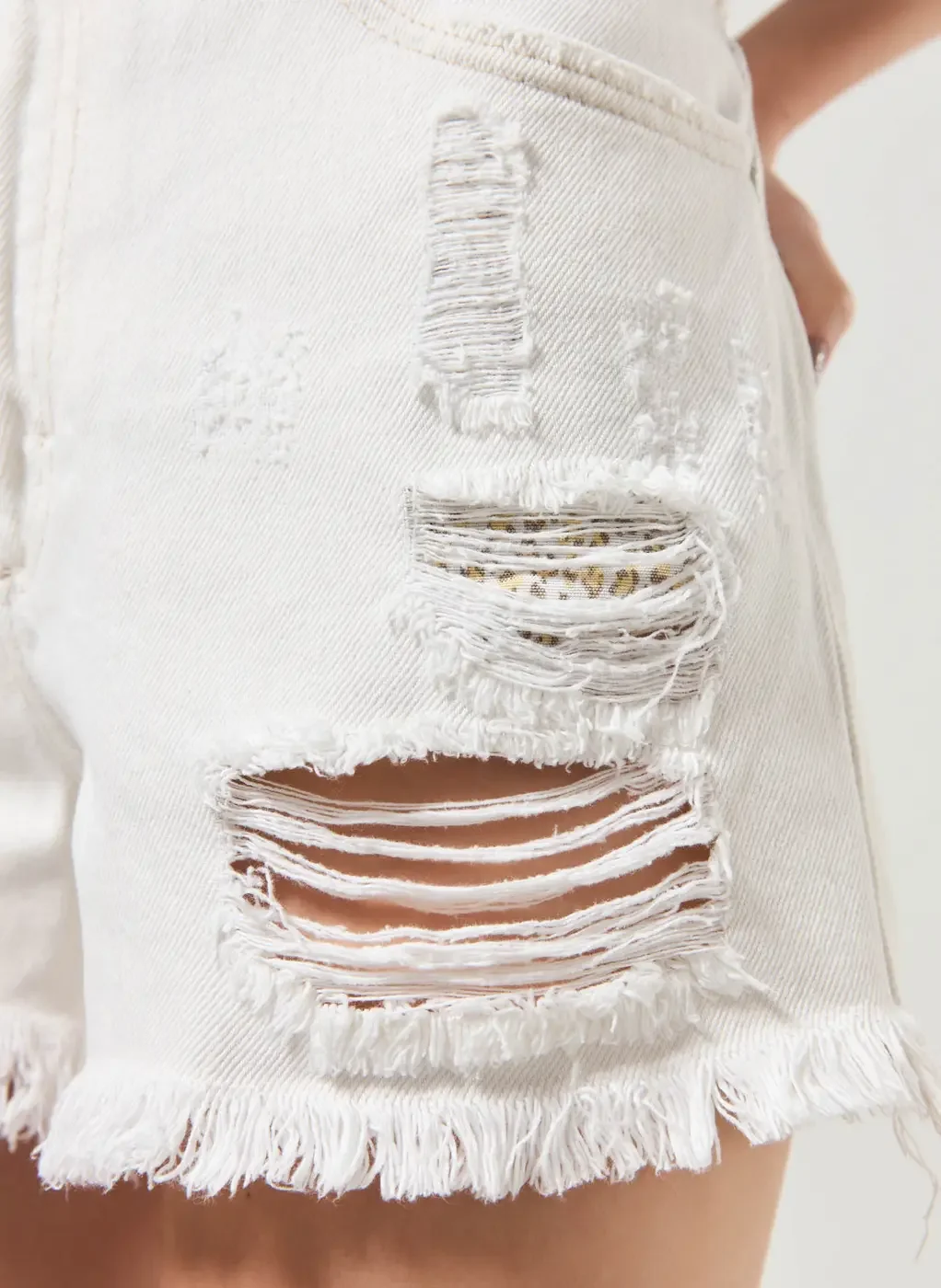 Short em Jeans Delavê com Rasgos