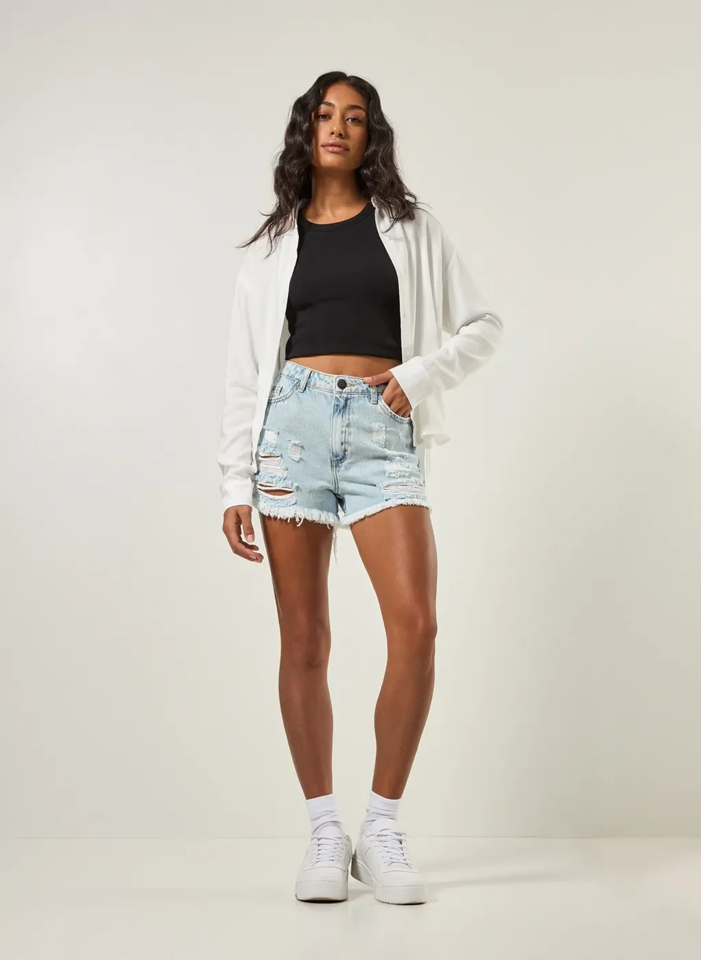 Short em Jeans Médio com Rasgos