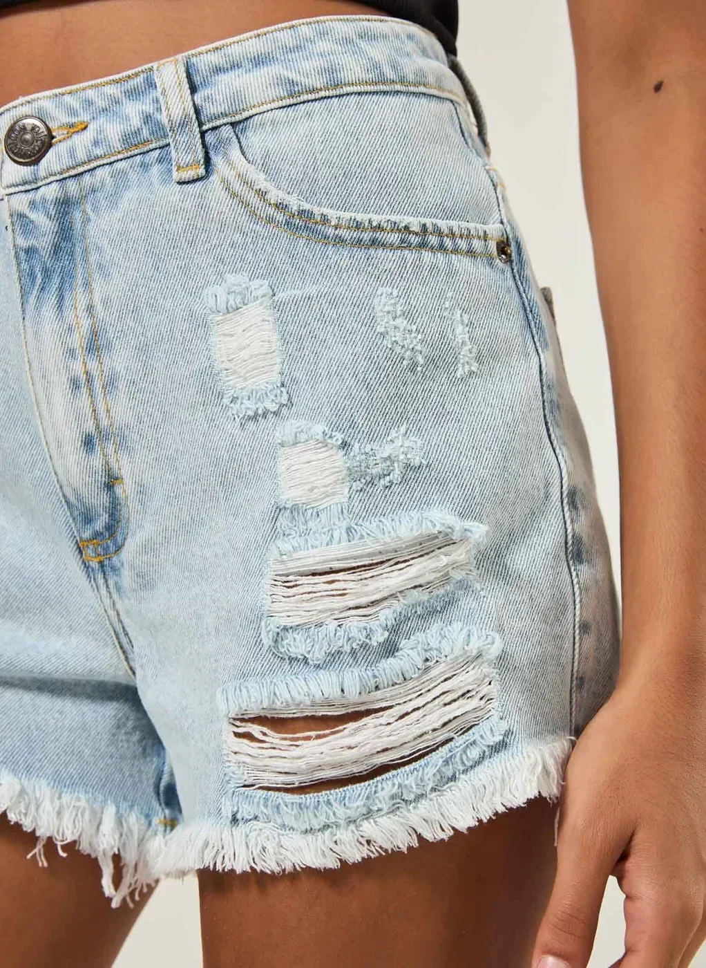 Short em Jeans Médio com Rasgos