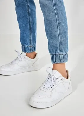 Calça Mom Jogger em Jeans Médio