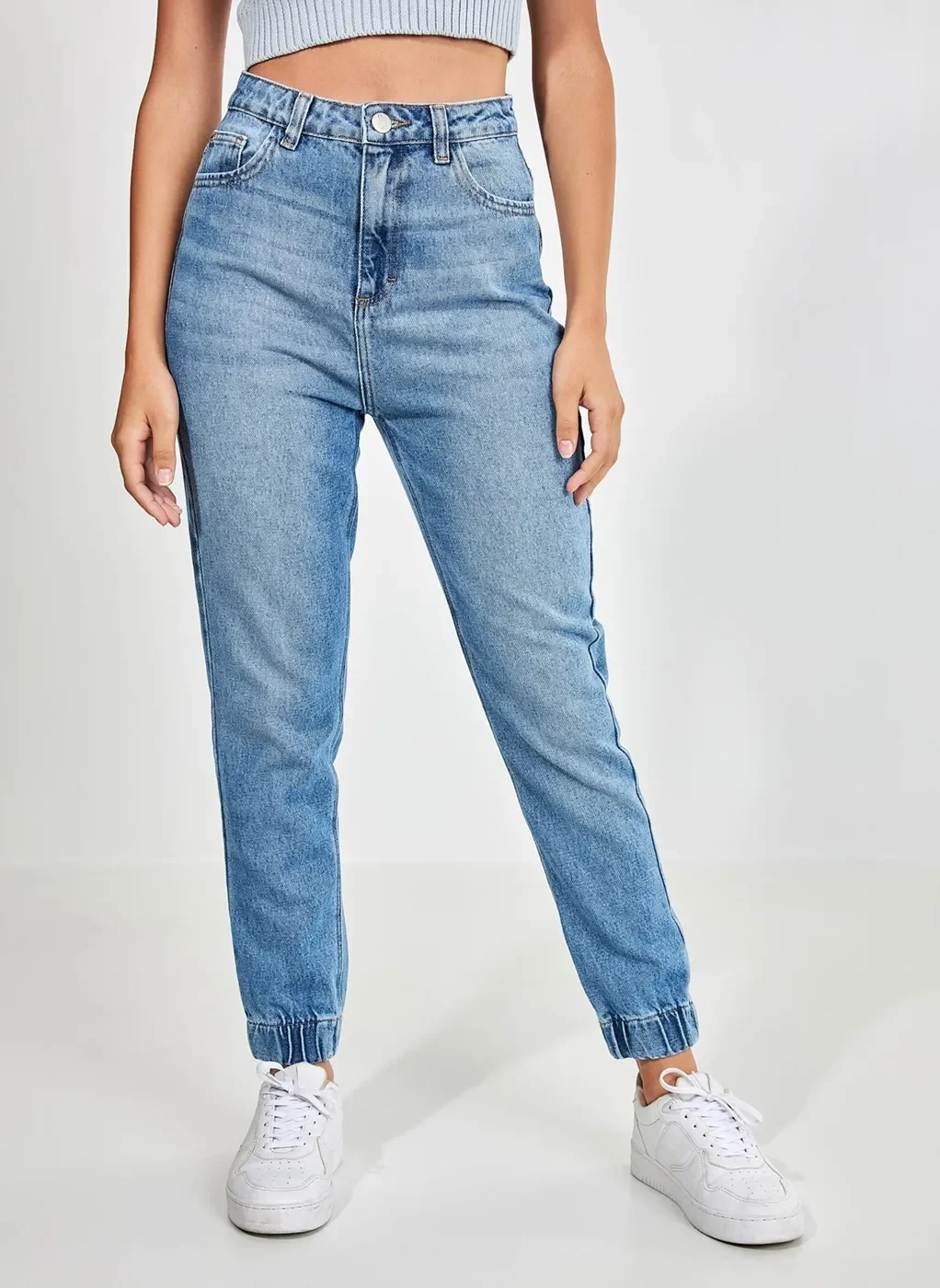 Calça Mom Jogger em Jeans Médio