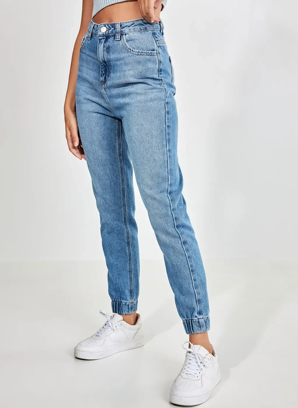 Calça Mom Jogger em Jeans Médio