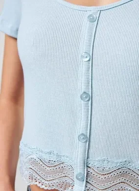 Blusa Cropped em Malha Botões e Rendinha