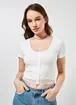 Blusa Cropped em Malha Botões e Rendinha