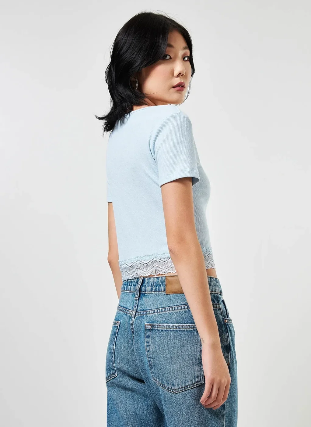 Blusa Cropped em Malha Botões e Rendinha