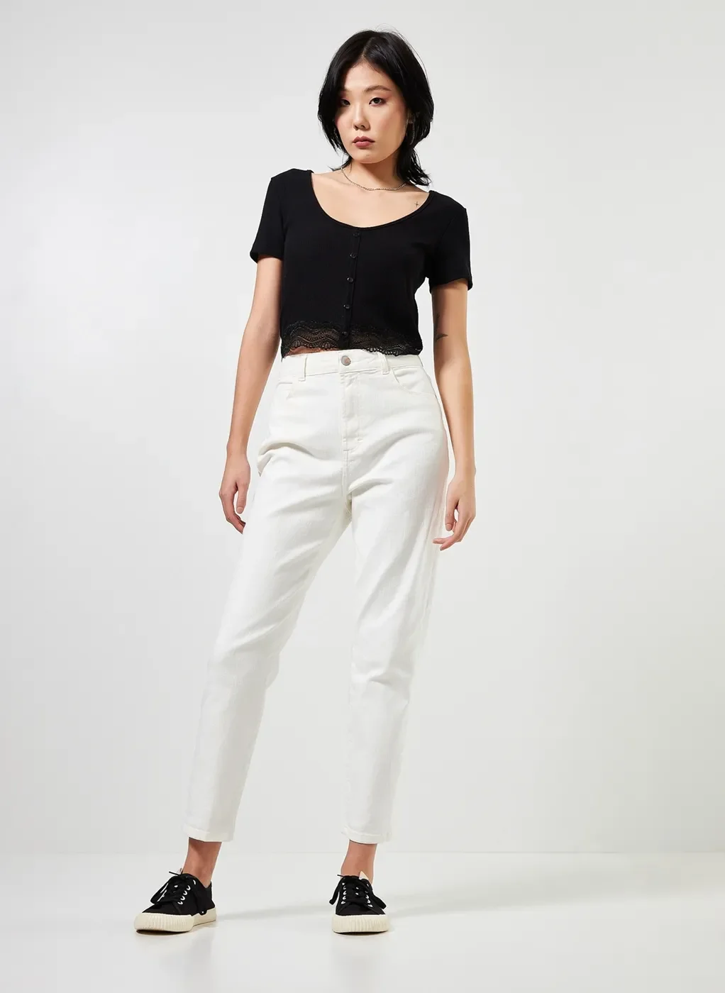 Blusa Cropped em Malha Botões e Rendinha