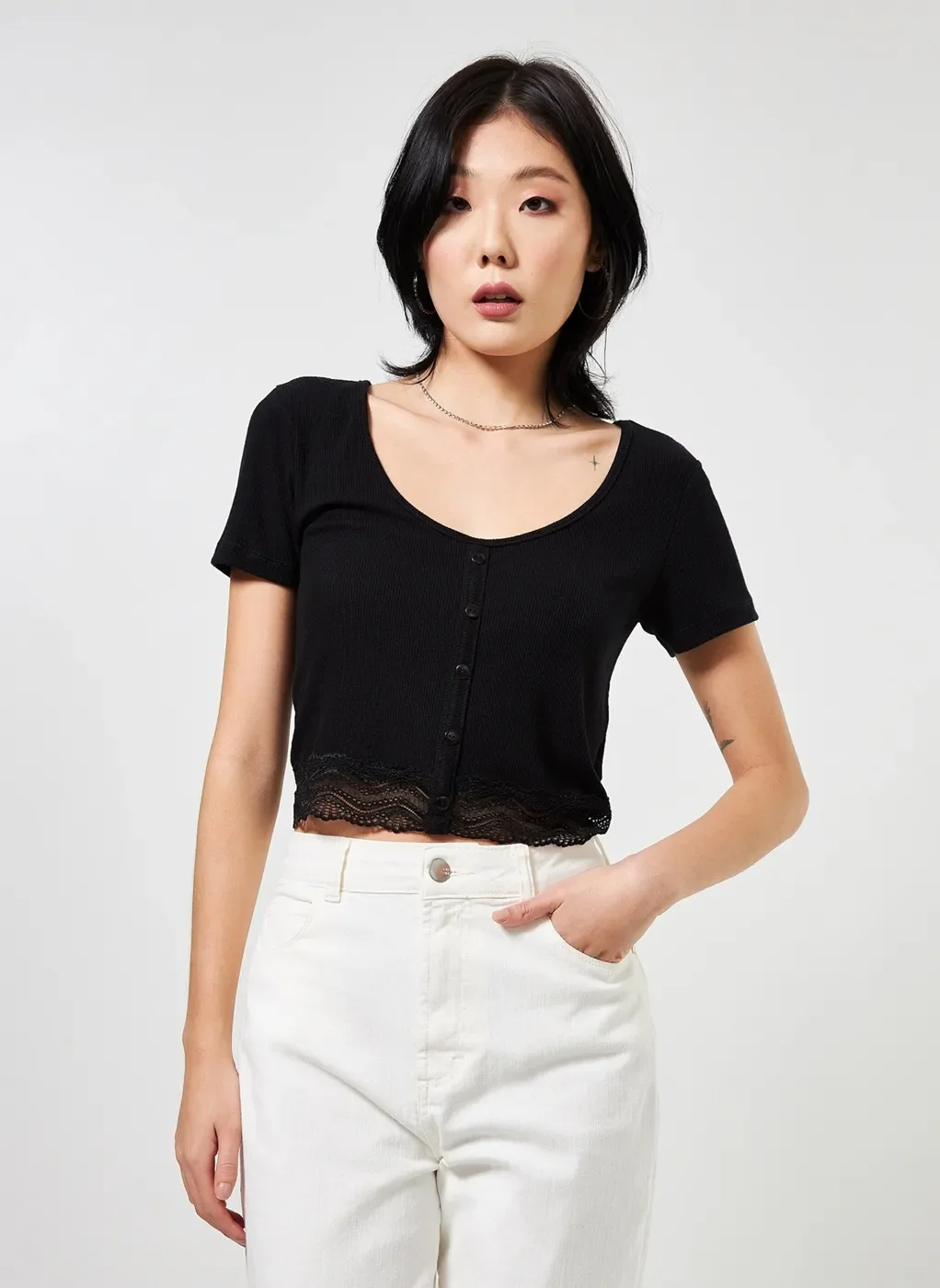 Blusa Cropped em Malha Botões e Rendinha