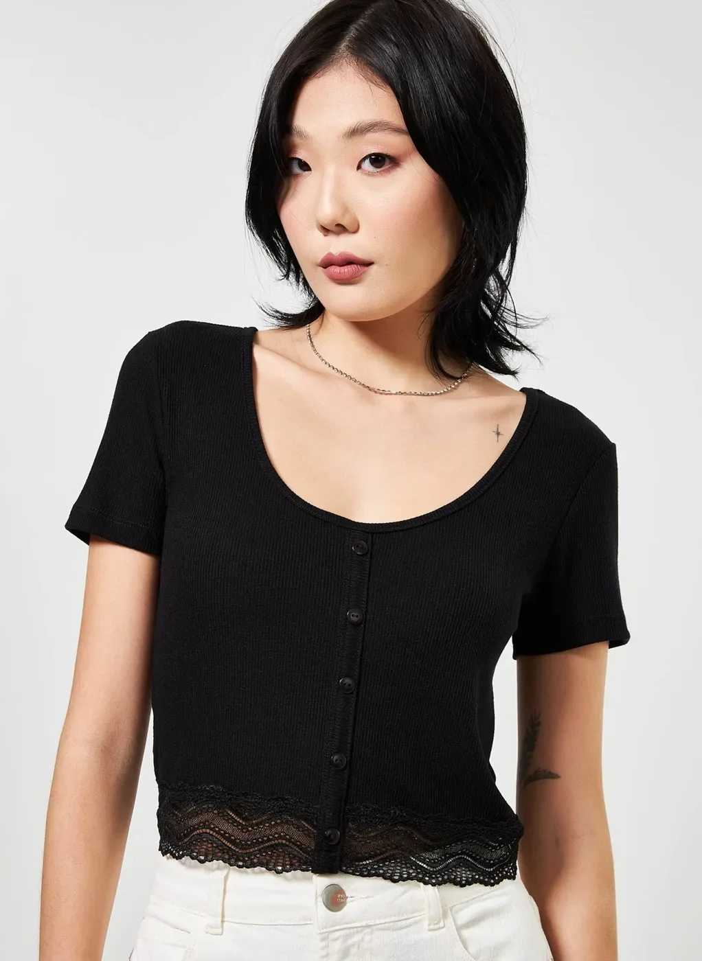 Blusa Cropped em Malha Botões e Rendinha