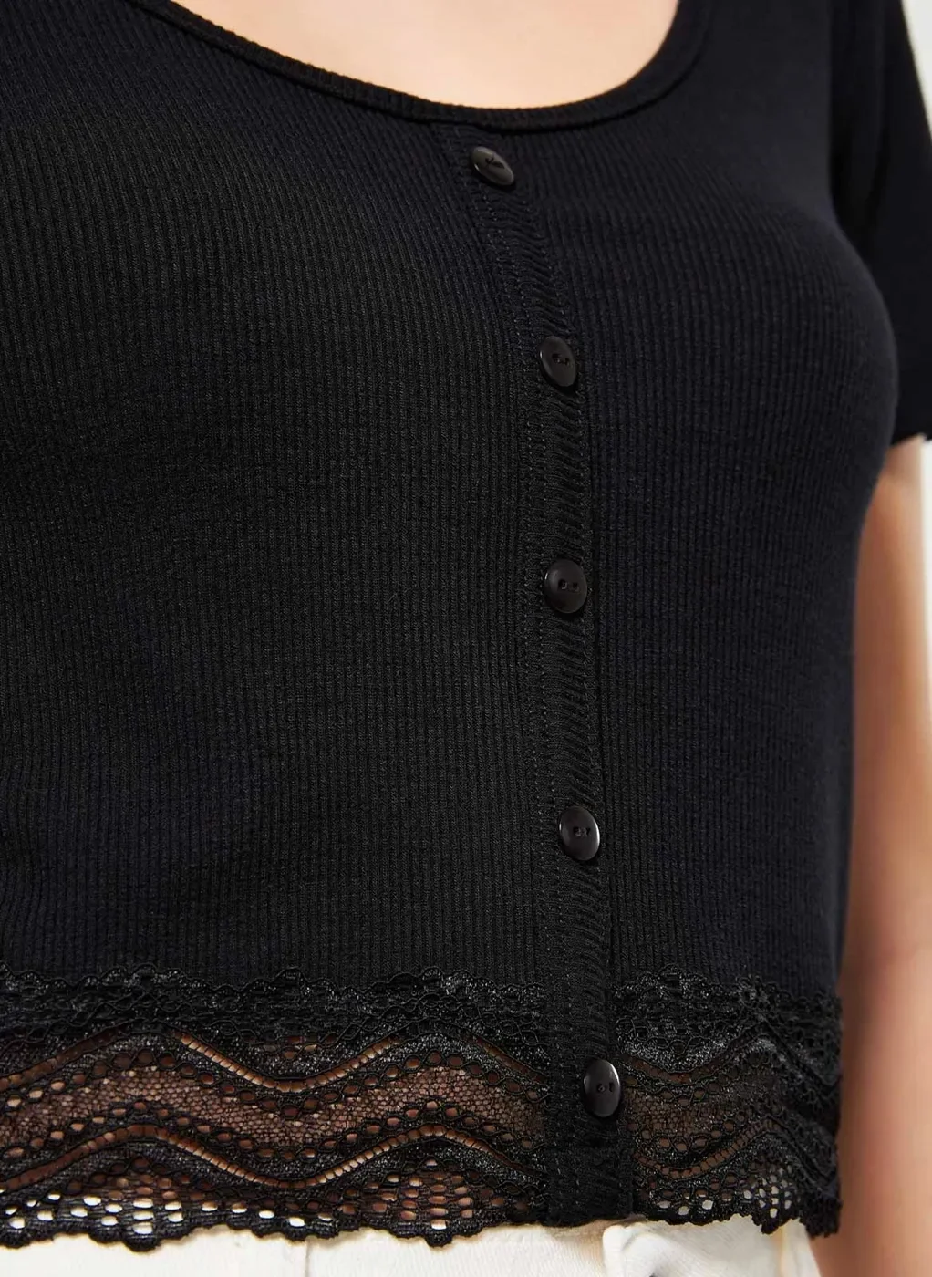 Blusa Cropped em Malha Botões e Rendinha