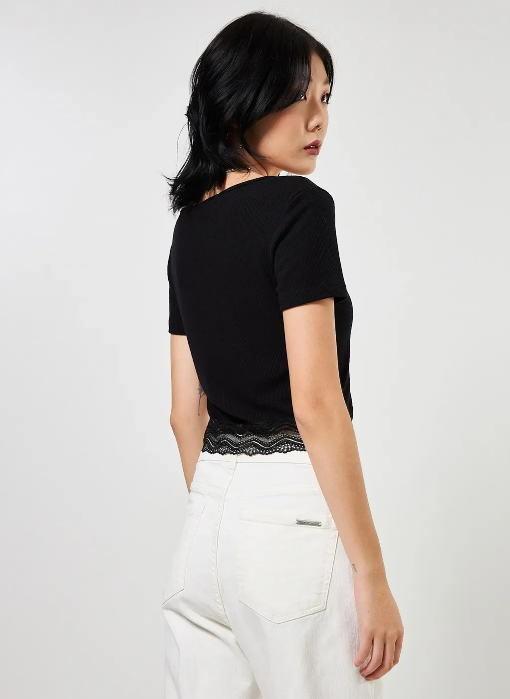 Blusa Cropped em Malha Botões e Rendinha