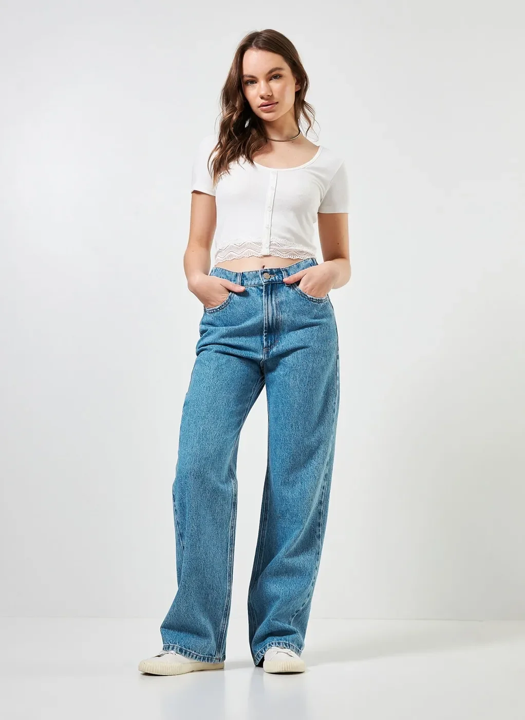 Blusa Cropped em Malha Botões e Rendinha