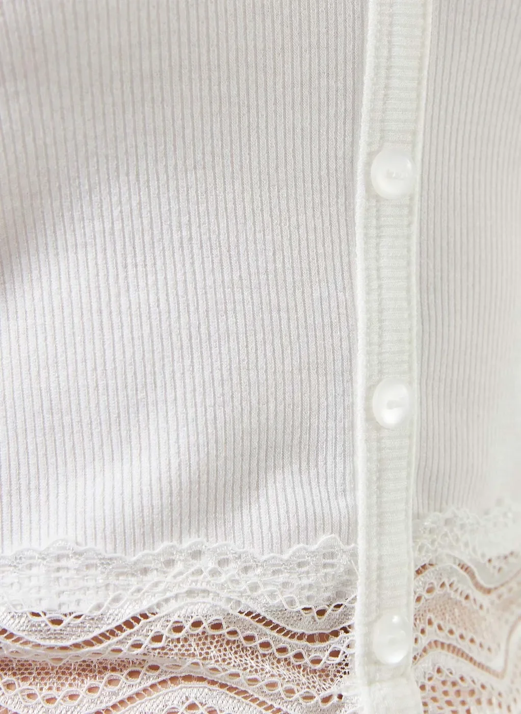 Blusa Cropped em Malha Botões e Rendinha