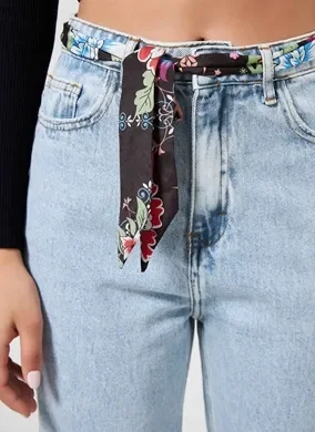 Calça Mom Em Jeans Com Cinto Floral