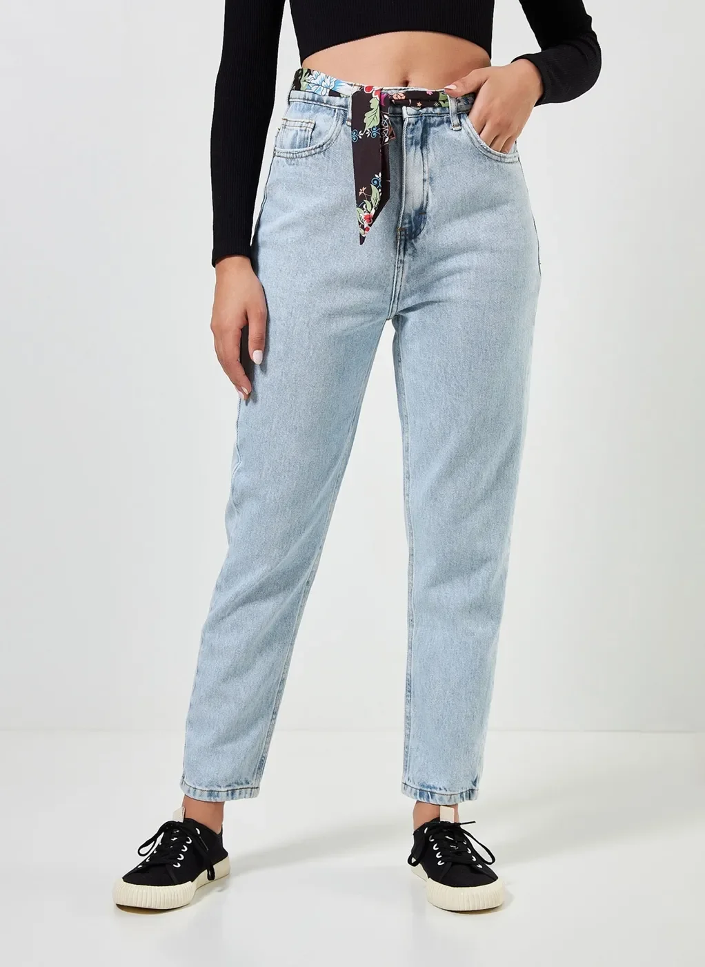 Calça Mom Em Jeans Com Cinto Floral