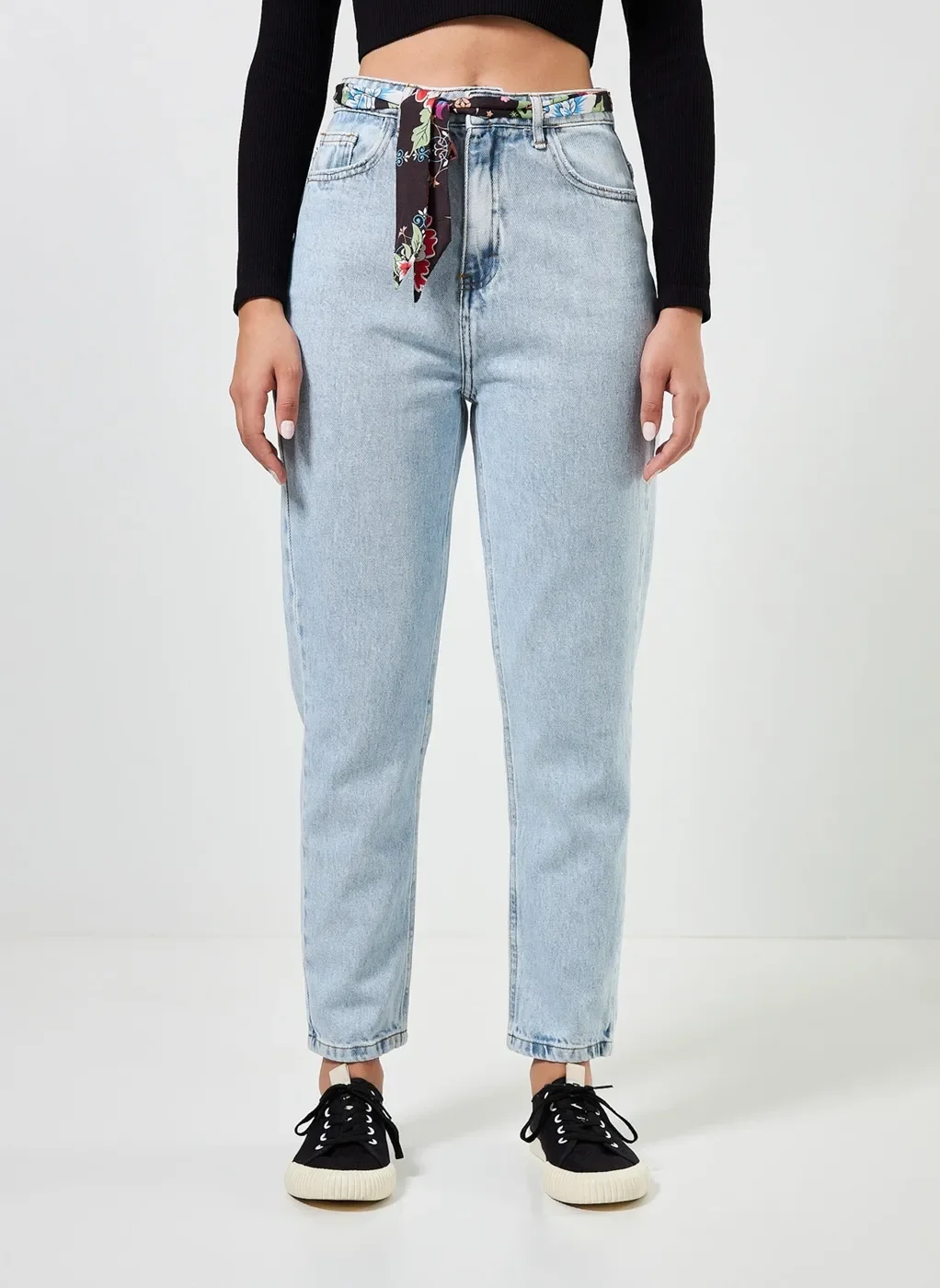 Calça Mom Em Jeans Com Cinto Floral