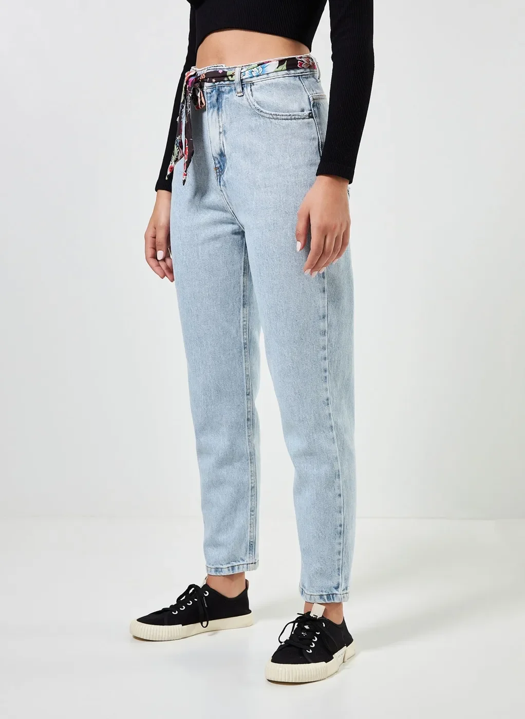 Calça Mom Em Jeans Com Cinto Floral