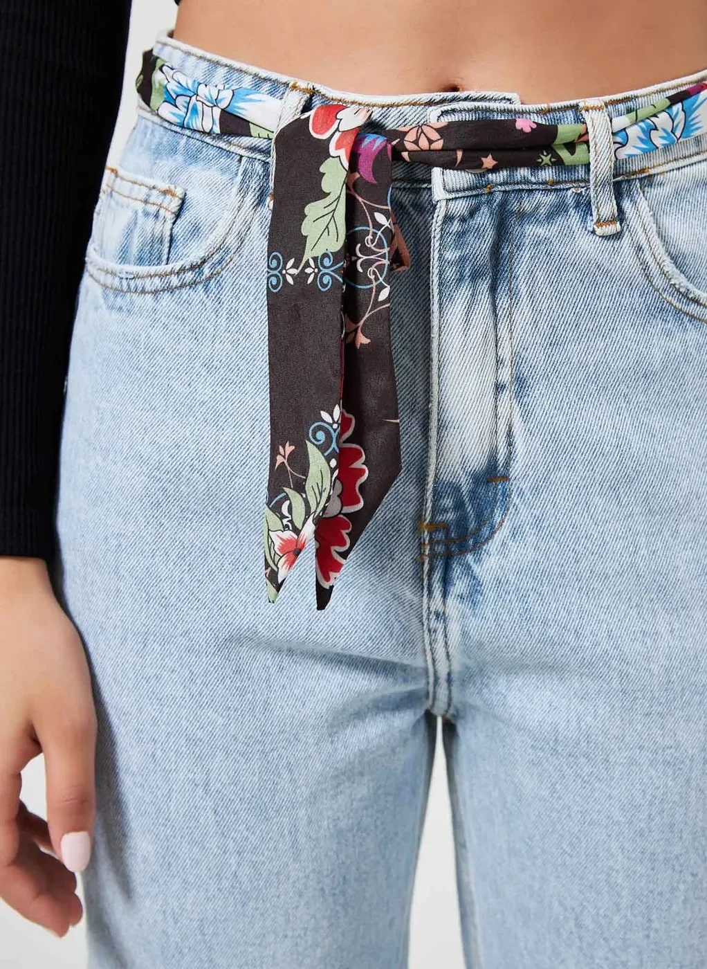 Calça Mom Em Jeans Com Cinto Floral