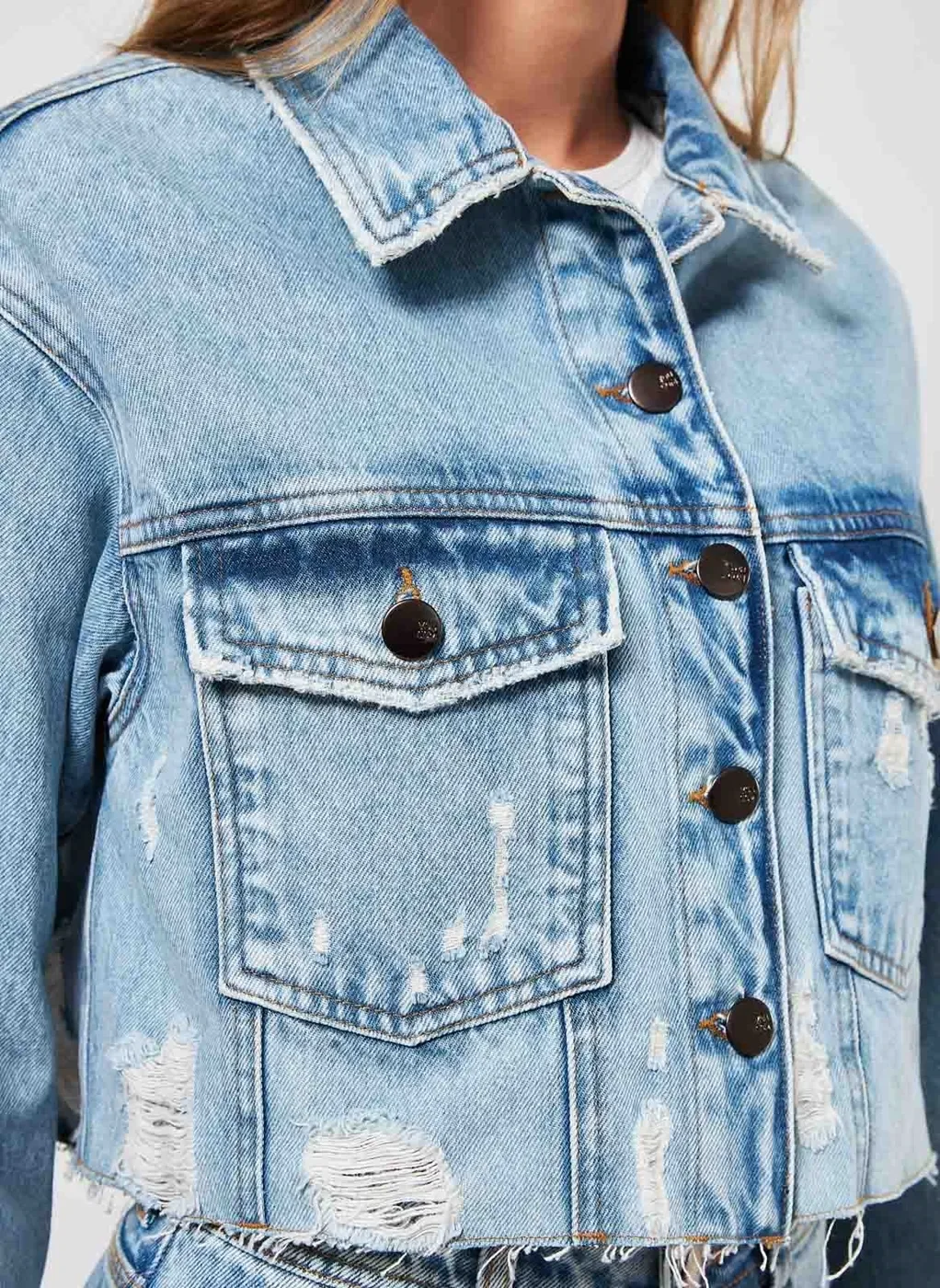 Jaqueta Cropped em Jeans Claro