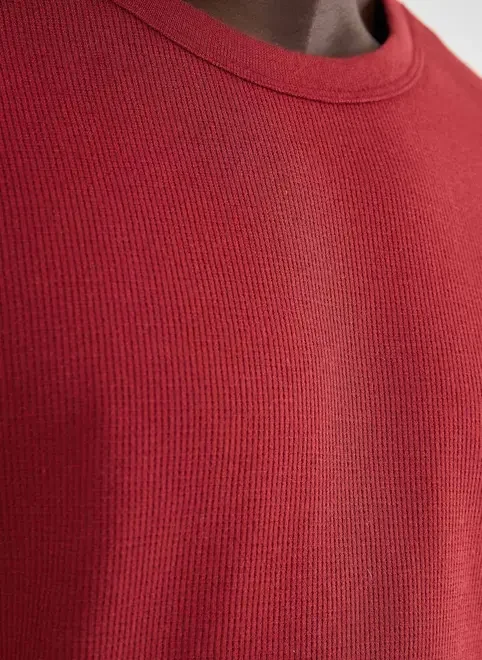 Camiseta Alongada em Malha Texturizada