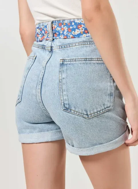 Short Mom Jeans com Faixa Floral