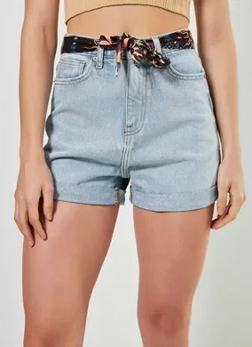 Short Mom Jeans com Faixa Floral
