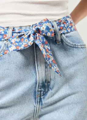 Short Mom Jeans com Faixa Floral