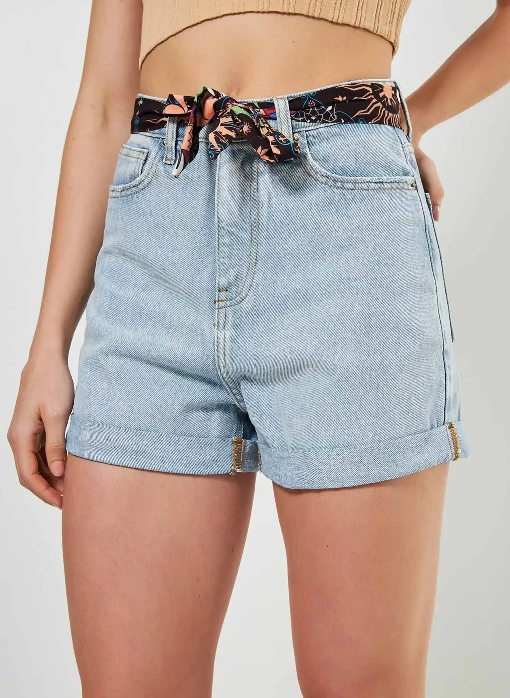 Short Mom Jeans com Faixa Floral
