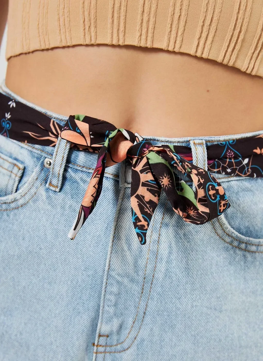 Short Mom Jeans com Faixa Floral