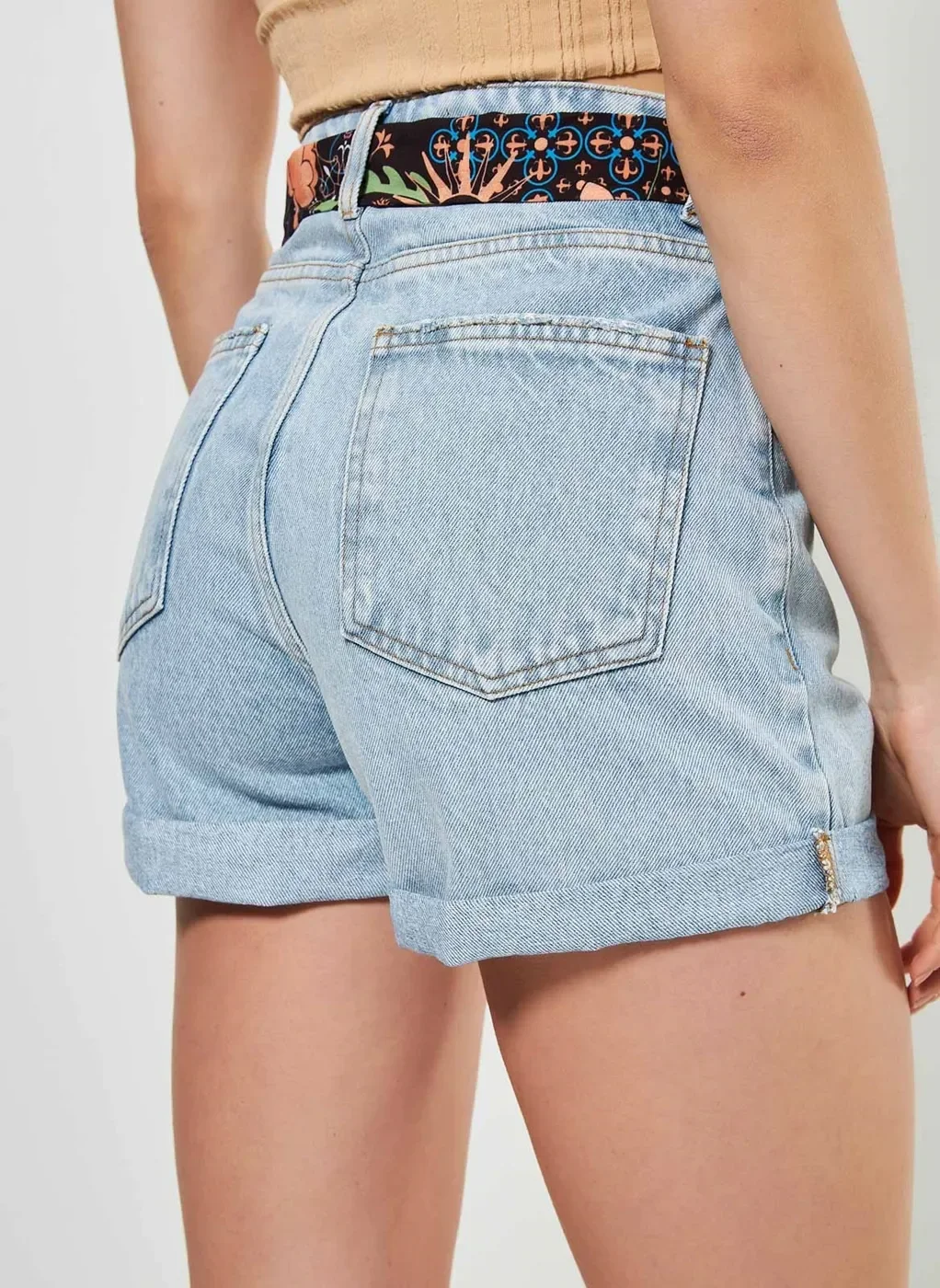 Short Mom Jeans com Faixa Floral