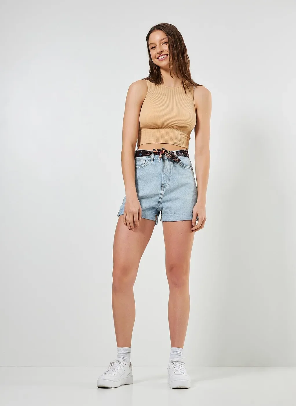 Short Mom Jeans com Faixa Floral