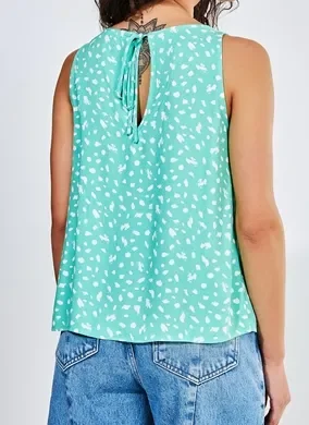 Regata Soltinha com Detalhe nas Costas