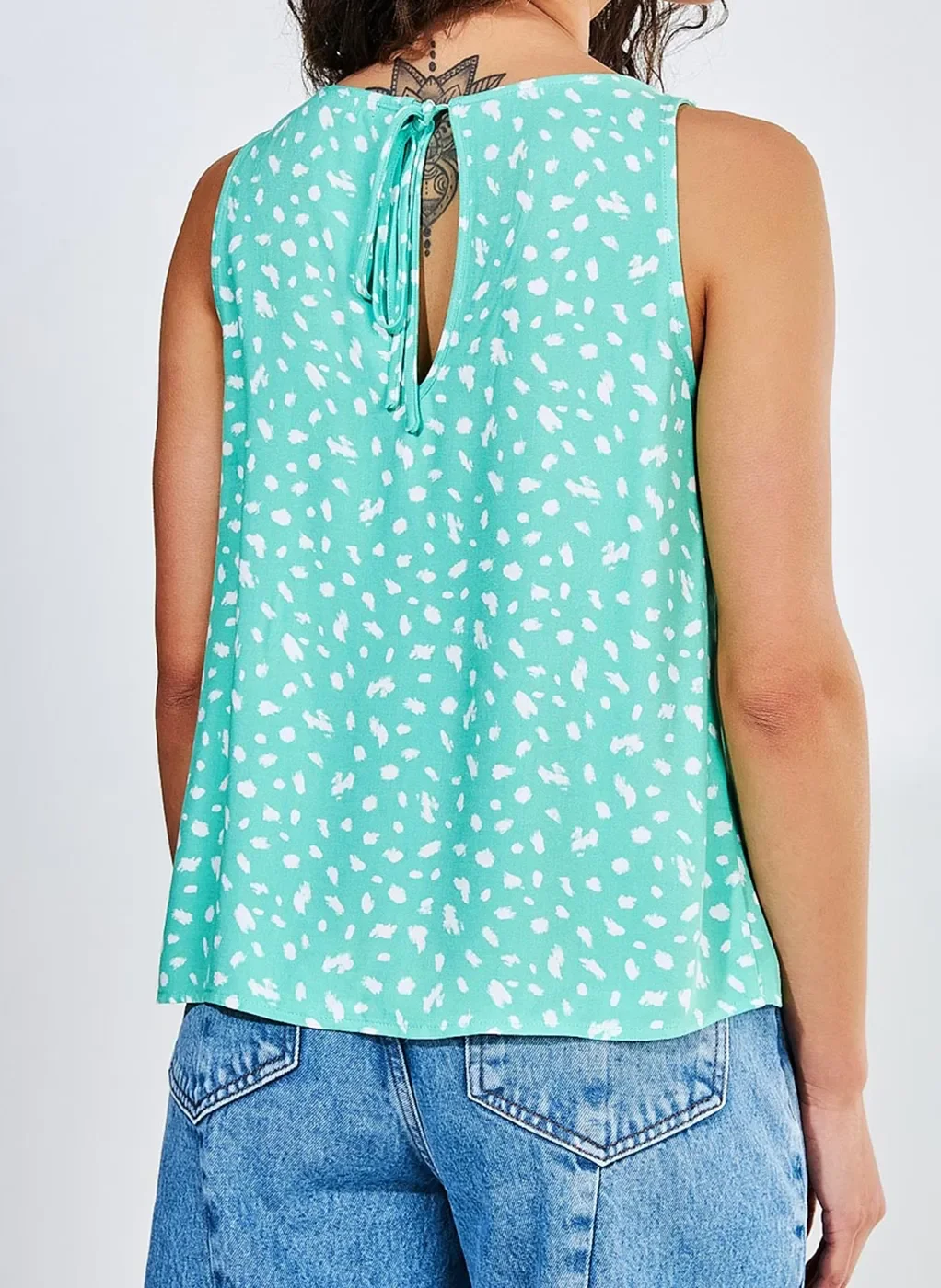 Regata Soltinha com Detalhe nas Costas