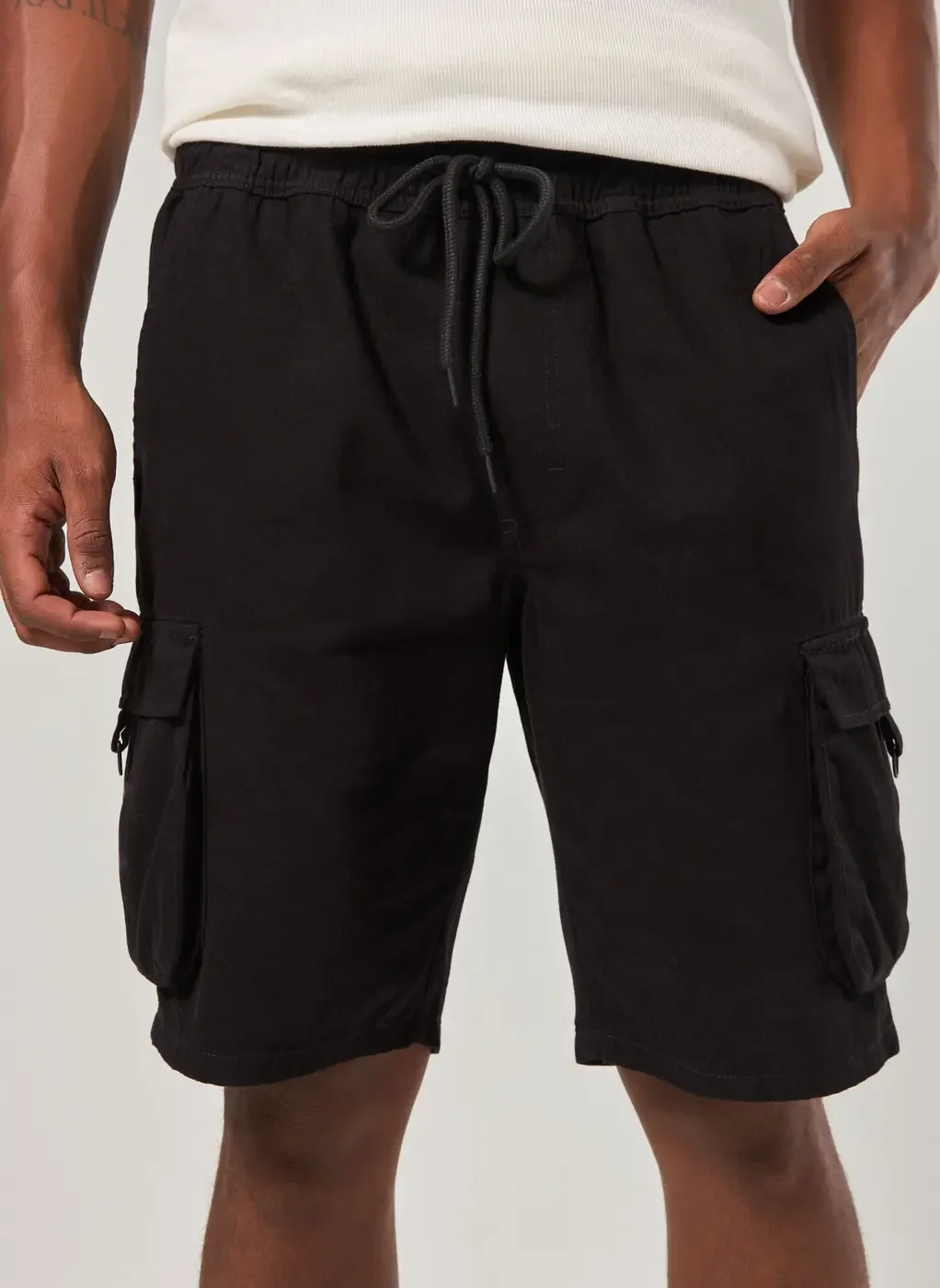 Bermuda Cargo em Sarja Preta