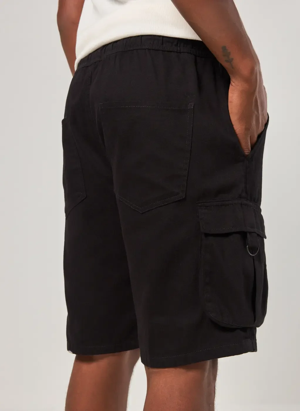 Bermuda Cargo em Sarja Preta