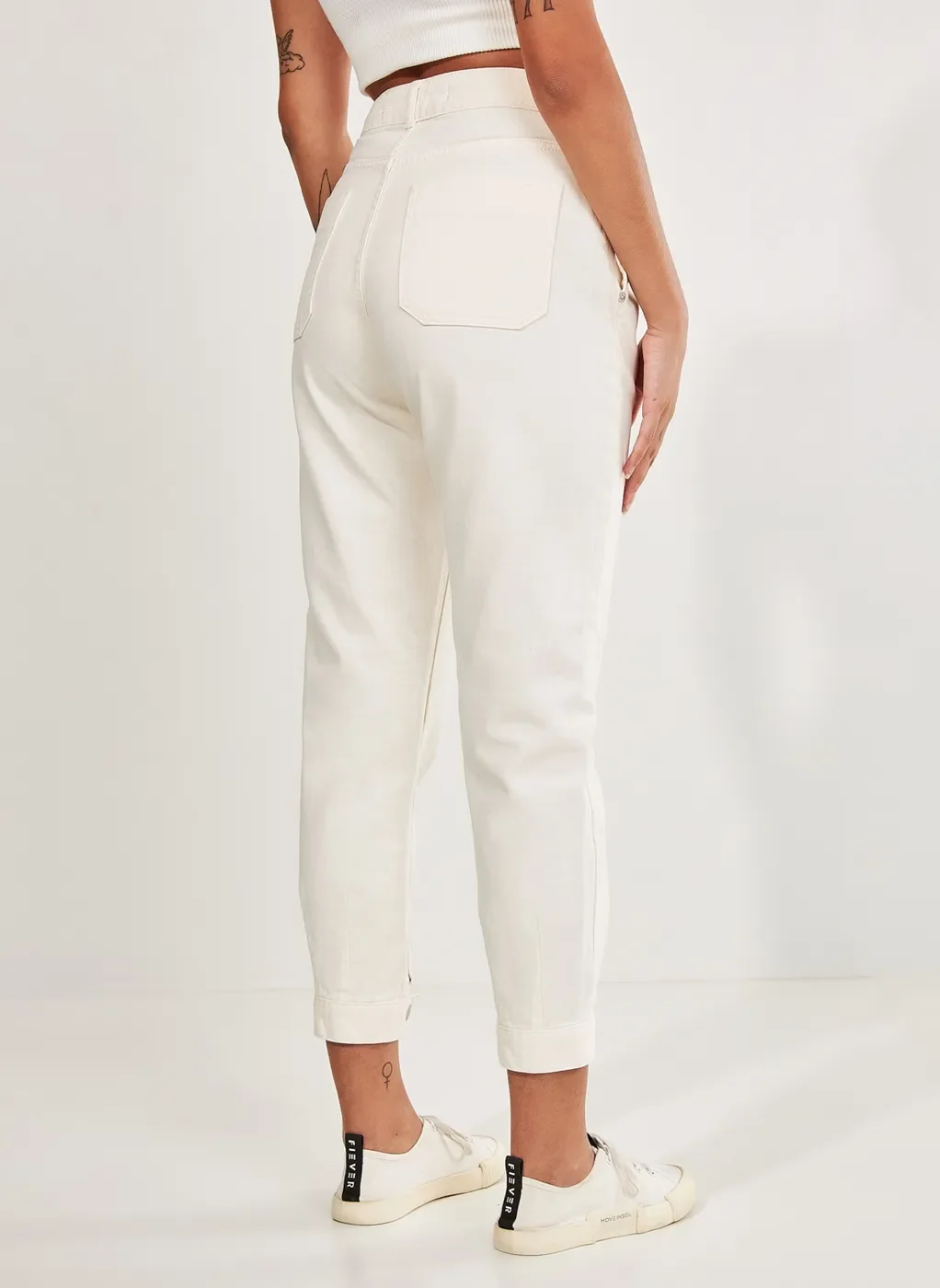Calça Mom Off-White em Sarja