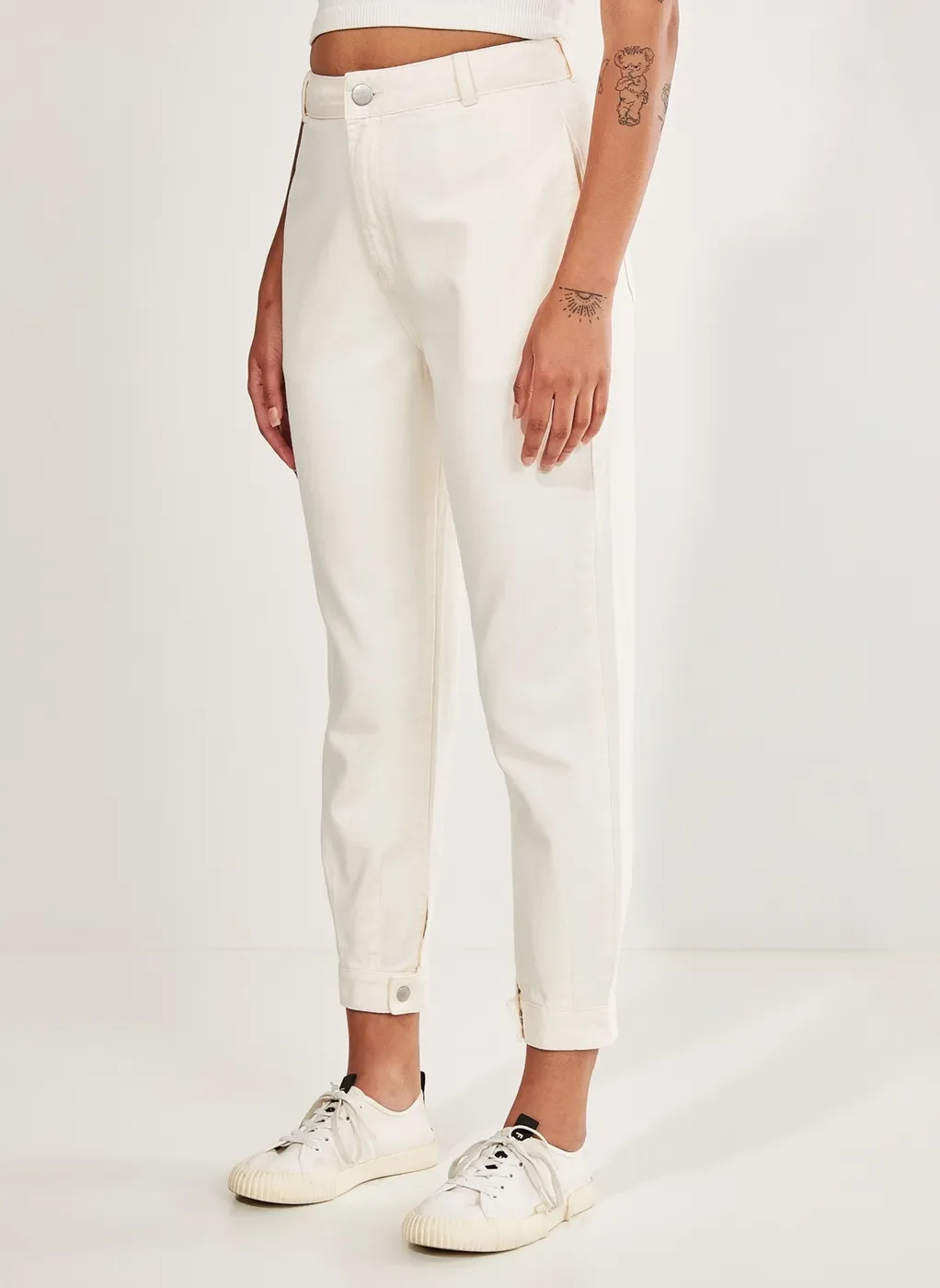 Calça Mom Off-White em Sarja