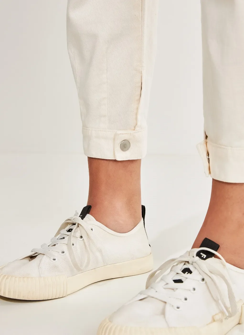 Calça Mom Off-White em Sarja