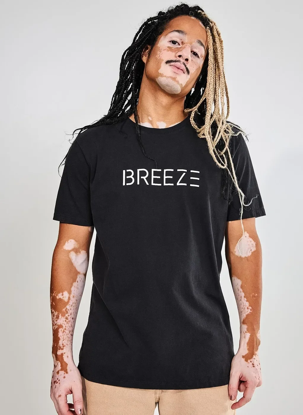 Camiseta Preta Escrito Breeze