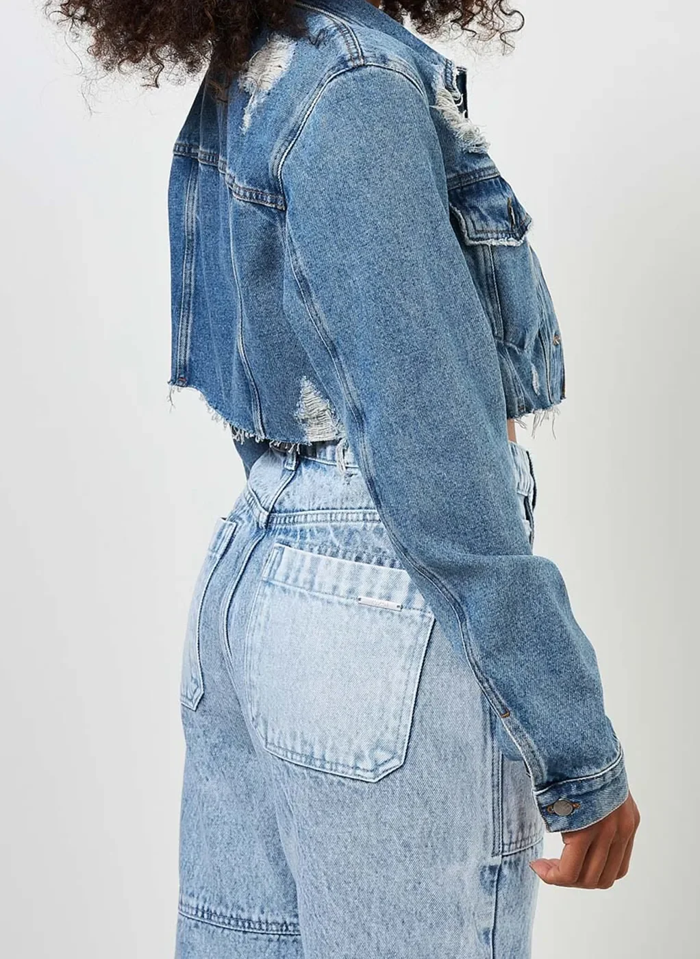 jaqueta jeans cropped Desfiada