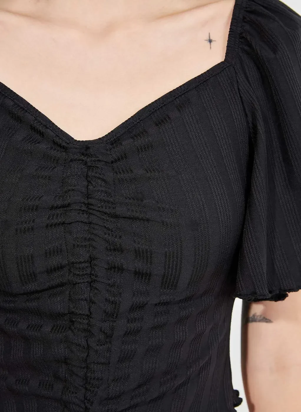 Blusa Cropped Preta Manga Morcego