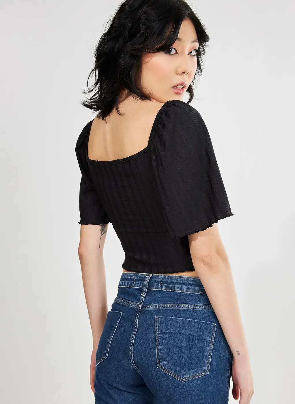 Blusa Cropped Preta Manga Morcego