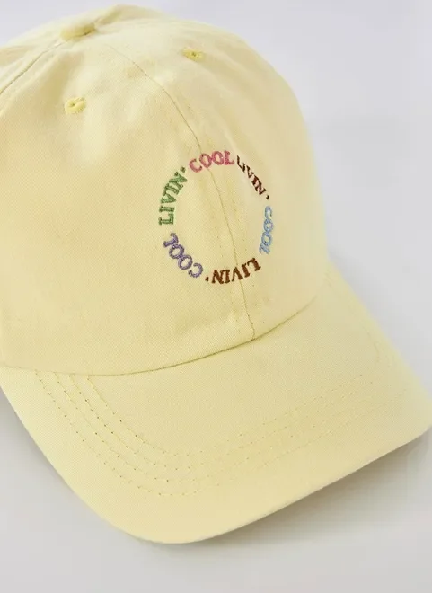 Boné Amarelo Claro Com Bordado