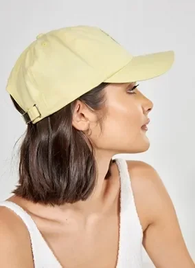 Boné Amarelo Claro Com Bordado