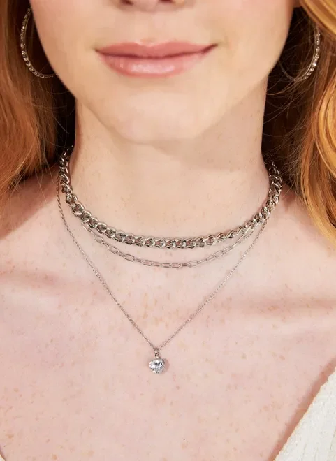 Kit Colares Prateados Com Brilho De Coração