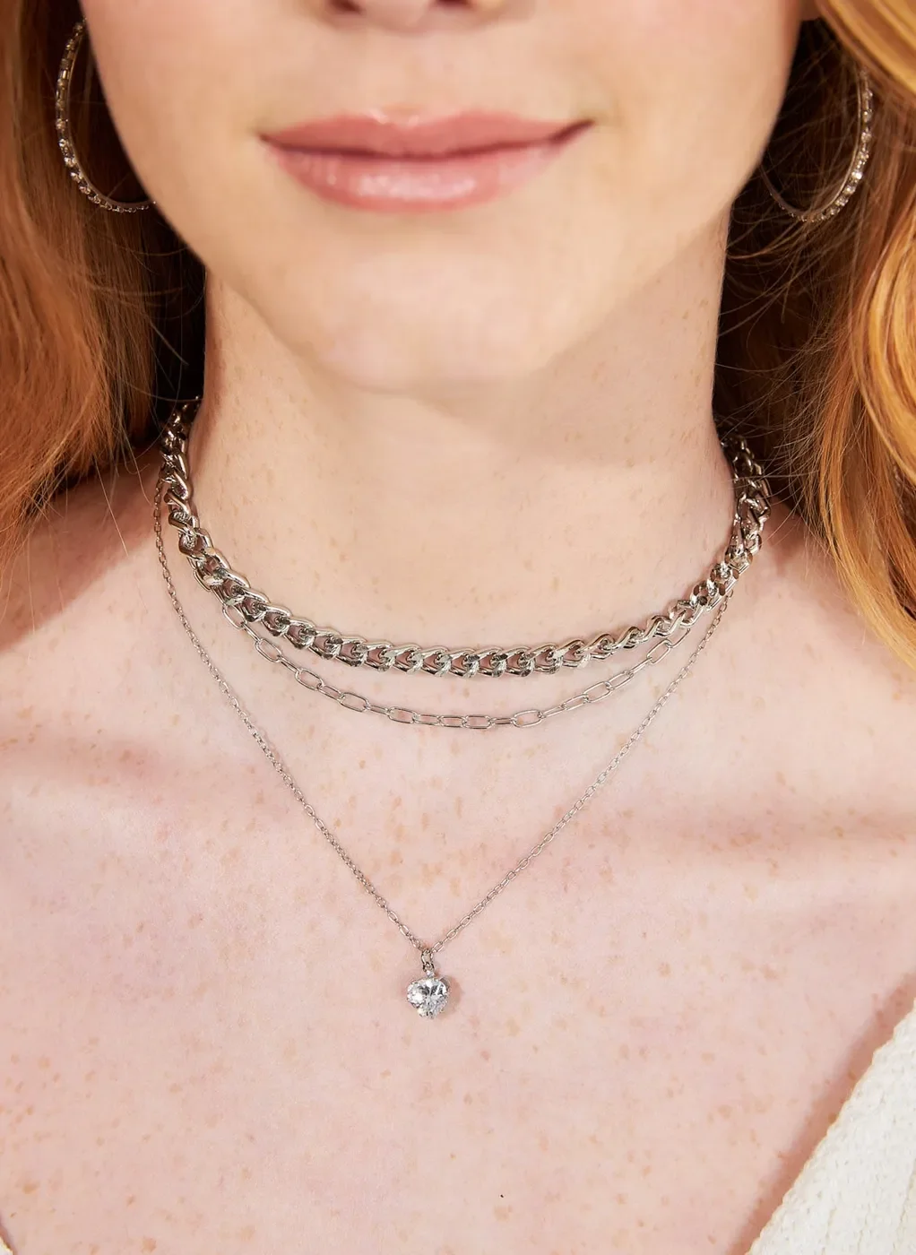 Kit Colares Prateados Com Brilho De Coração