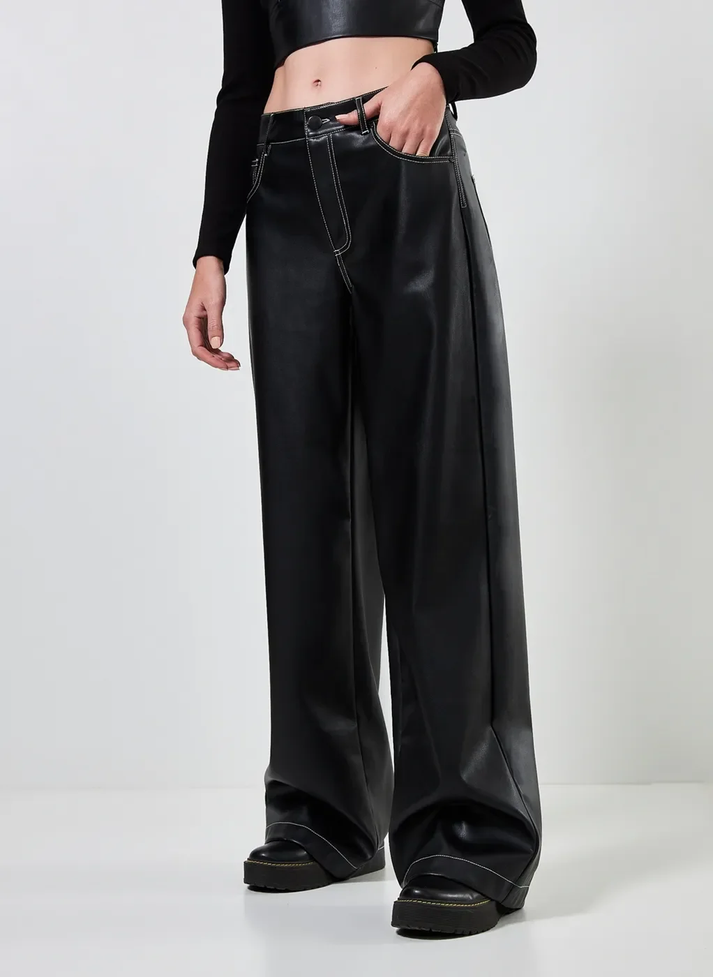 Calça Wide Leg Em Poliuretano Com Costuras