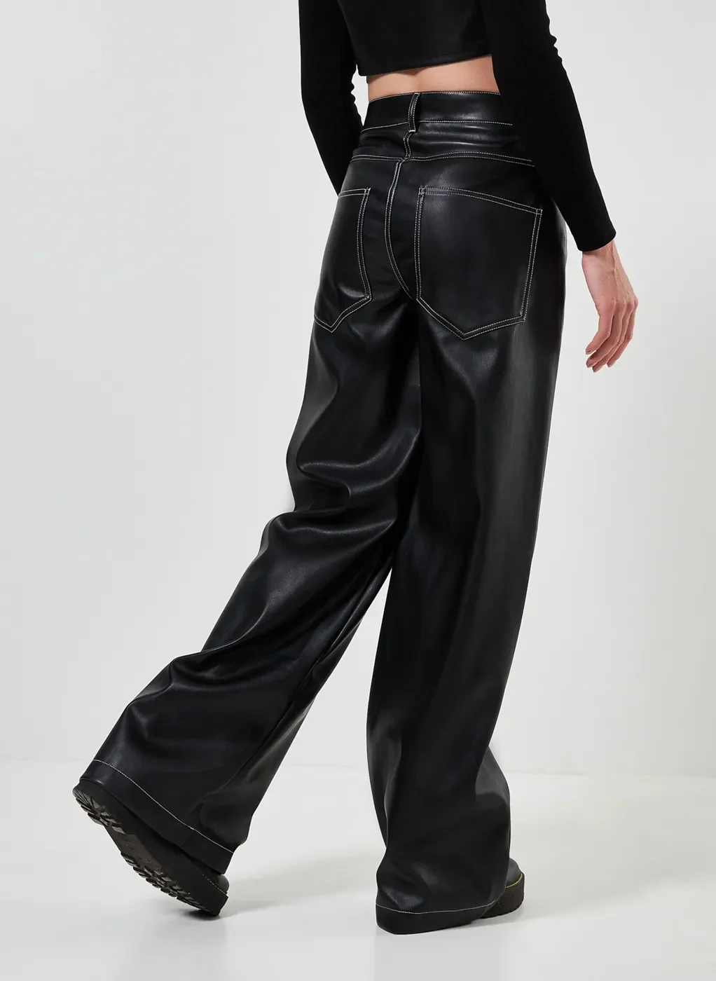 Calça Wide Leg Em Poliuretano Com Costuras