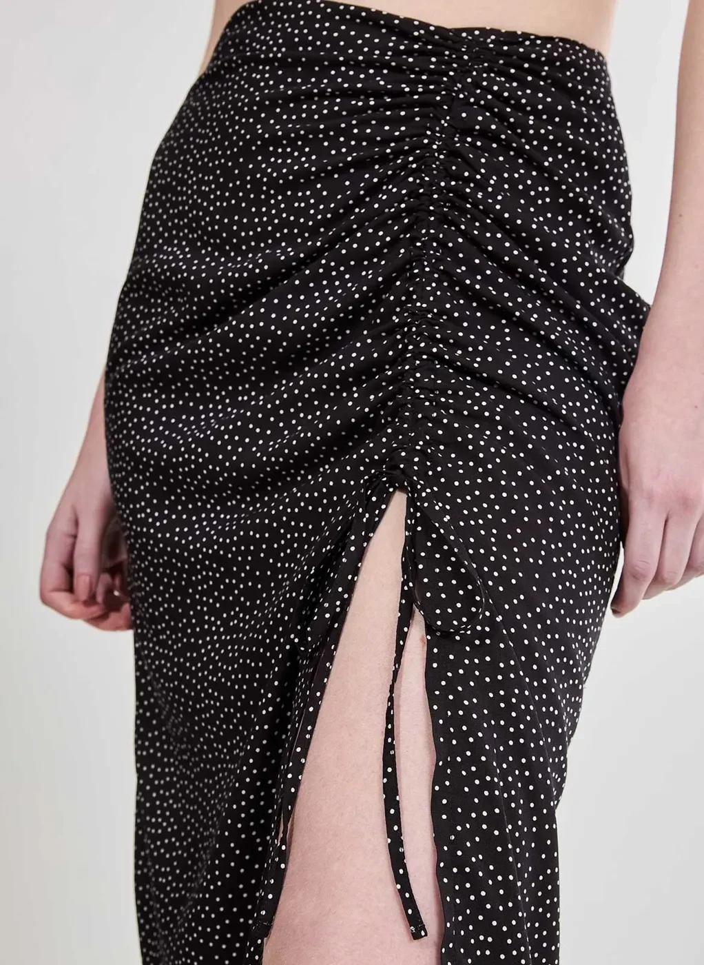 Saia Midi Com Amarração Preta Poá