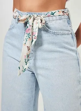 Calça Jeans Pantacourt Com Cinto Floral